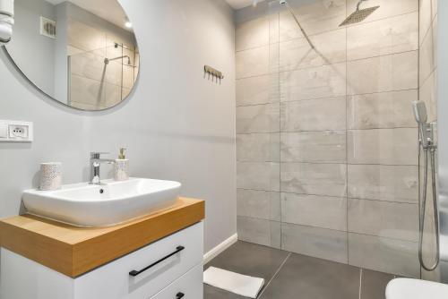 y baño con lavabo y ducha. en LTC - Apartments Art Deco Śródmieście, en Gdynia