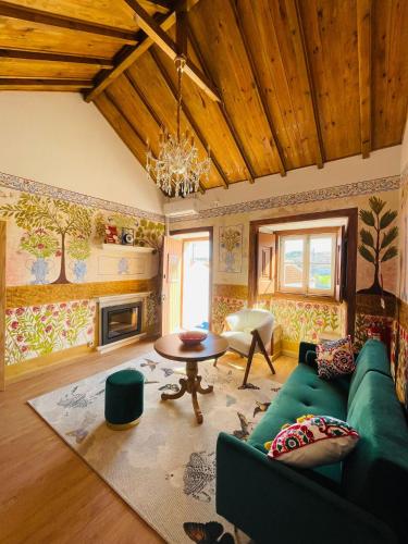 a living room with a green couch and a table at Paço Marmòris Field in Sintra