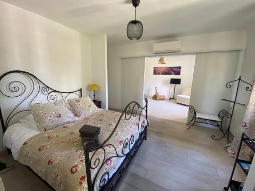 Ένα ή περισσότερα κρεβάτια σε δωμάτιο στο Bastide de Gueissard