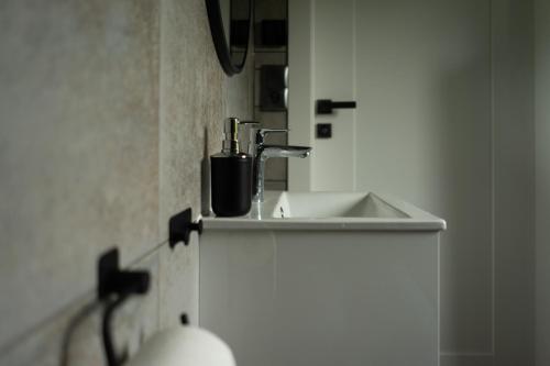 łazienka z umywalką i kranem w obiekcie Magiczne Miejsce w Szklarskiej Porębie