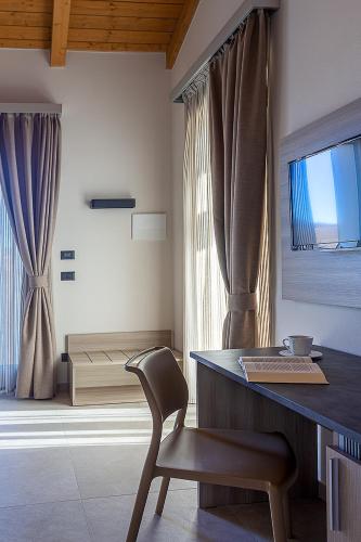 a room with a desk and a chair and a bed at Chiabot Langhe in Roddino
