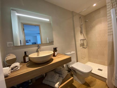 a bathroom with a sink and a toilet and a mirror at Studio 30 M2 Hyper centre, Neuf, Parking Gratuit, 3 Étoiles in Cannes