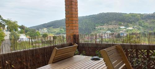 een houten terras met 2 stoelen op een balkon bij Casa do Carregal in Braga