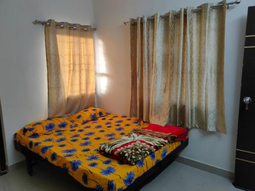 Cama pequeña en habitación con ventana en My Nest - Best Homestay for Peaceful Stay with Comfort, en Bhuj
