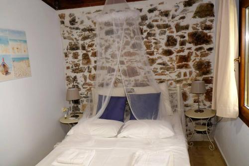 - une chambre avec un lit doté d'une moustiquaire dans l'établissement Natural House with Sea View & Garden, à Héraklion