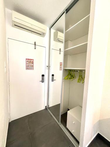 - un dressing avec une porte en verre dans l'établissement Studio à deux pas de la mer, à Nice