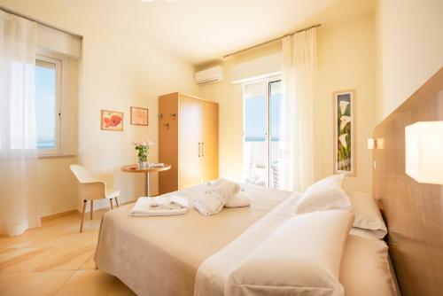 um quarto com uma cama grande e uma janela em Hotel Mexico em Bellaria-Igea Marina