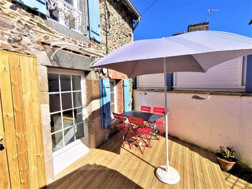 Patio alebo iná vonkajšia časť ubytovania les volets bleus de Joséphine