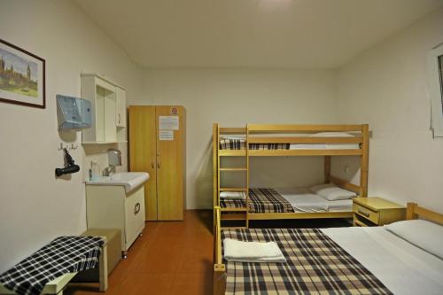 Habitación pequeña con 2 literas y lavamanos en Hostel 42, en Skopje