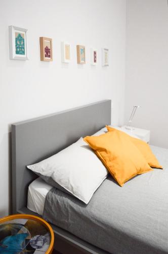 um quarto com uma cama com almofadas e uma mesa em Regina Apartment em Pescara