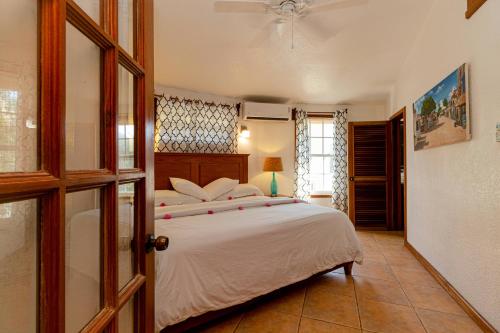 Un dormitorio con una cama grande y una ventana en White Sands Cove, en San Pedro