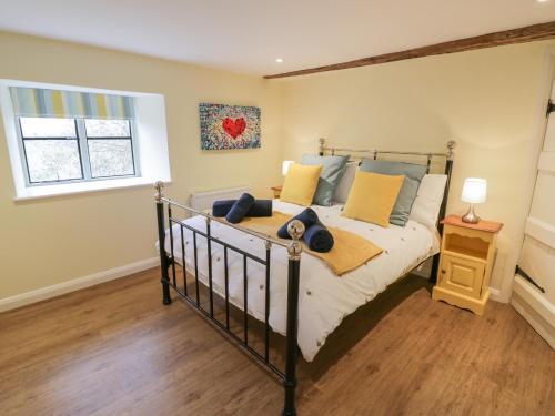1 dormitorio con cama y ventana en Old Farm Cottage en Upper Sapey