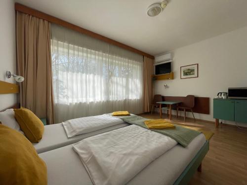 Postel nebo postele na pokoji v ubytování Hello Balcsi Apartmanház