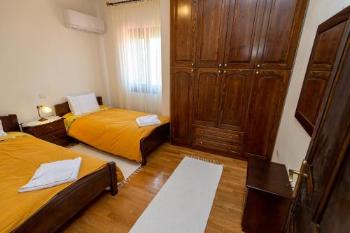 a small room with two beds and a closet at Zmas Apartment in Chorto