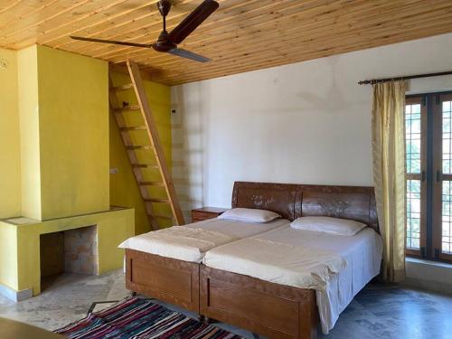 BhowāliにあるHighway Orchardのベッドルーム1室(ベッド1台、シーリングファン付)