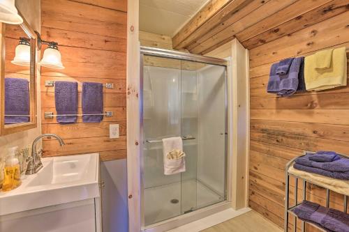 ein Badezimmer mit Dusche und Waschbecken in der Unterkunft half Mi to Dtwn Suttons Bay! Lakefront Cottage in Suttons Bay