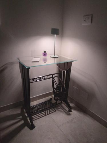 a table in a room with a lamp on it at Casa in stile in Pezze di Greco