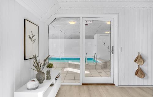 ブラーバンドにあるStunning Home In Blvand With 4 Bedrooms, Sauna And Indoor Swimming Poolの白いバスルーム(バスタブ、ガラスドア付)