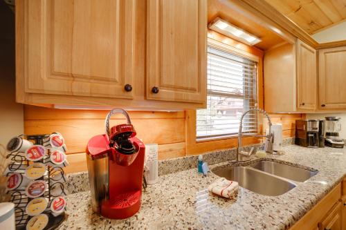 une cuisine avec un appareil rouge sur un comptoir dans l'établissement Maggie Valley Cabin with Private Hot Tub and Game Room, à Maggie Valley