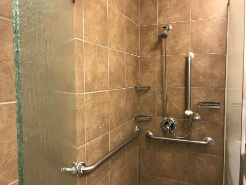 La salle de bains est pourvue d'une cabine de douche et d'une porte en verre. dans l'établissement Best Western El Reno, à El Reno