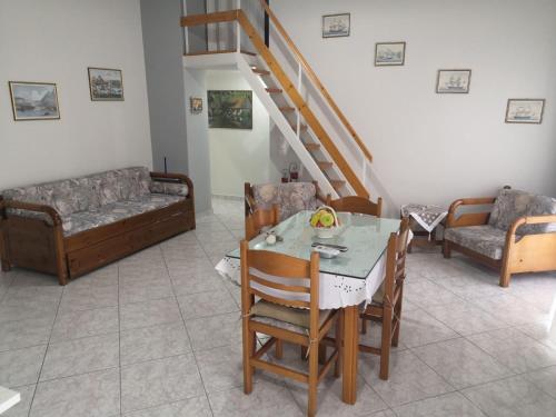 een woonkamer met een tafel en een bank bij Panos & Antzy Apartments in Kalamata