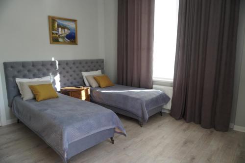 um quarto de hotel com duas camas e uma janela em Home Apart em Astana