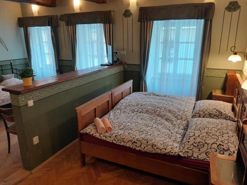 una piccola camera con letto e specchio di Apartments Kájovská 63 a Cesky Krumlov