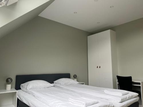 Postel nebo postele na pokoji v ubytování Kong Oscars Apartments