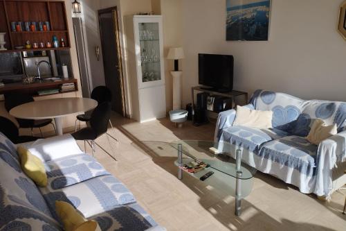 Photo de la galerie de l'établissement Beautiful 2 Bedrooms apartment in a private Residence with Sea View, à Cannes