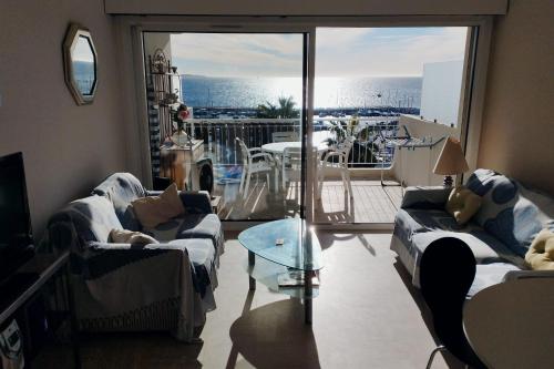 Photo de la galerie de l'établissement Beautiful 2 Bedrooms apartment in a private Residence with Sea View, à Cannes