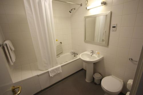 Kylpyhuone majoituspaikassa 247Hotel.com