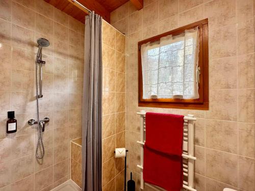 ein Bad mit einer Dusche und einem roten Handtuch in der Unterkunft Chalet de Fréland in Fréland