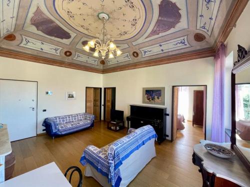 un soggiorno con soffitto a cassettoni e divano di Viola apartment, Levanto - 5 Terre a Levanto
