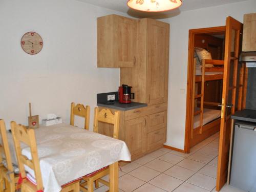 une cuisine et une salle à manger avec une table et des chaises dans l'établissement Appartement cosy à Châtel, proche centre et télécabines, Multi Pass été 2024 à 3€/jour/personne! - FR-1-693-77, à Châtel