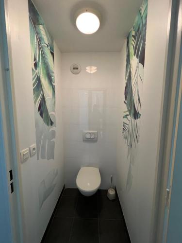 uma pequena casa de banho com WC num quarto em Carry centre au calme em Carry-le-Rouet