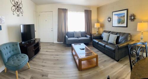 un soggiorno con divano e tavolo di Lake Powell Motel & Apartments a Page