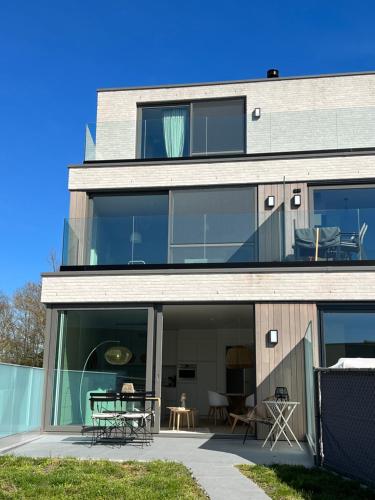 einem externen Blick auf ein Gebäude mit einer Terrasse in der Unterkunft Appartement 4 Pers Garage Parkzicht Nieuwpoort Stad in Nieuwpoort