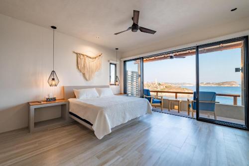 une chambre avec un lit et une vue sur l'océan dans l'établissement 3010 - Amanecer J3, à Santa Cruz Huatulco