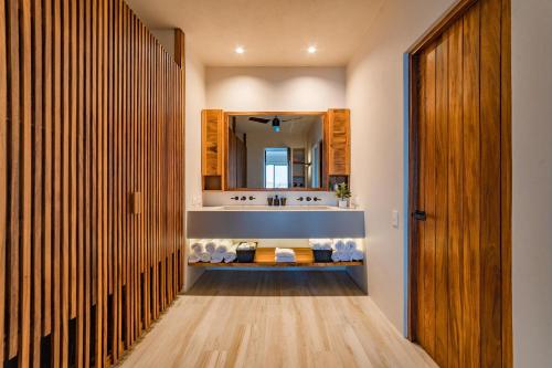 une salle de bain avec un lavabo et un miroir dans l'établissement 3010 - Amanecer J3, à Santa Cruz Huatulco