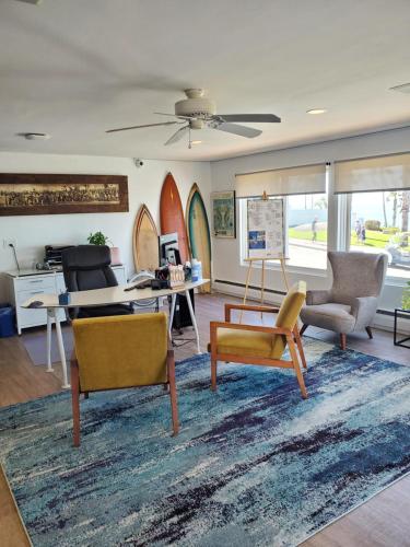 a living room with chairs and a rug at Sea Horse Resort in San Clemente