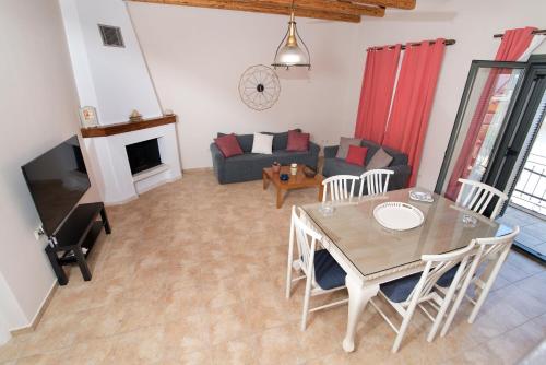 ein Wohnzimmer mit einem Tisch und einem Sofa in der Unterkunft Mare e Pietra in Monemvasia