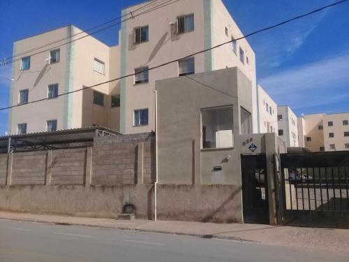 a building on the side of a street at Apartamento Capitólio D'Loren dos lagos 4º andar in Capitólio
