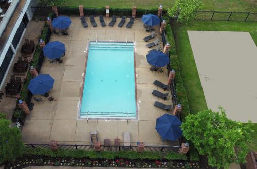 Swimmingpoolen hos eller tæt på Historic Whispering Woods Hotel & Conference Center