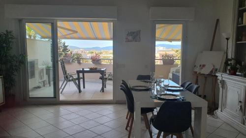 appartement 6pers ,3 étage dernier, duplex spacieux Clim, piscine ,parking privé fermer