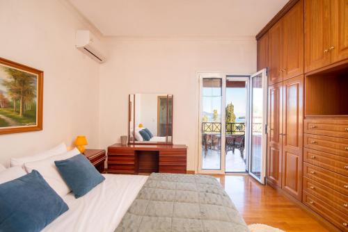 A bed or beds in a room at Yanna's Sea View Holiday House Close to Corfu Town