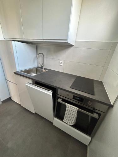Kuchyň nebo kuchyňský kout v ubytování Central & Renovated Apartment - Near Train Station & City Center