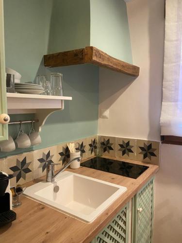 a kitchen with a sink and a counter with stars at Posada de Lola in El Molar