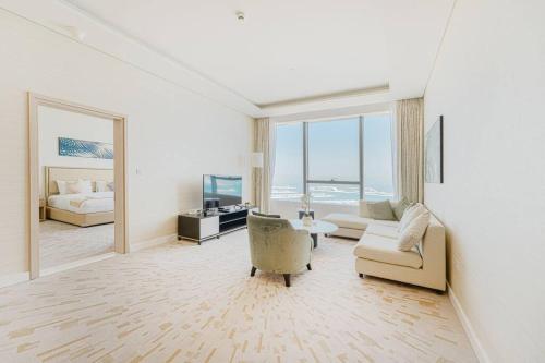 Upscale 1BR with Palm Sea Views!