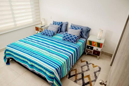 Una cama o camas en una habitación de Marquis Enclave, Condo With Pool Access and More