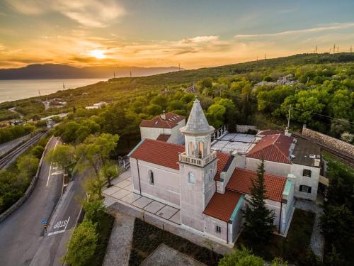 una vista aérea de una iglesia con una torre en STUDIO APARTMAN "Daria", en Kostrena